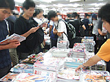 コミックマーケット７６最終日のアキバ　朝から夜まで入店規制・レジ待ち120人超え - アキバBlog