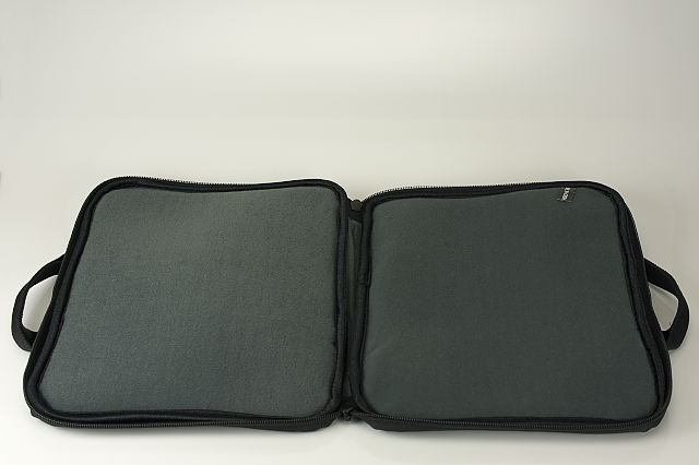 [ガジェットレビュー] 液晶保護シート OverLay Plus for iPad 2，取っ手付きPCインナーバッグ